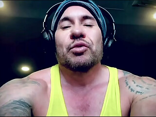 Macho sexy se inicia como actor en el porno gay