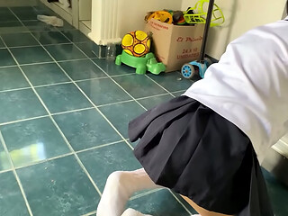 Padrastro horny no se aguanta las ganas de follar a flaca estudiante en uniforme escolar