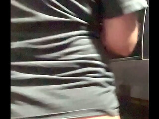 Bumbum branquinho dan&ccedil_ando e rebolando de sainha e mostrando a calcinha fio-dental vermelha