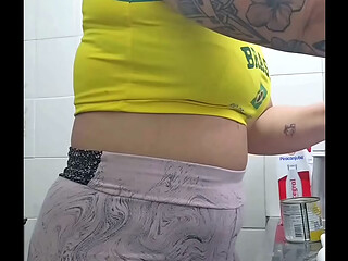 Cherecuda se exibindo na live fazendo comida