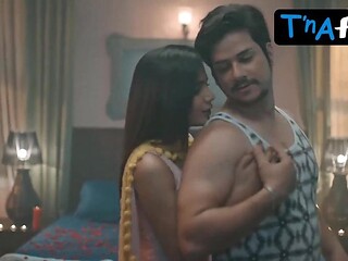 Palak Singh shows off her sexy moves in a matki dance