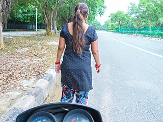 Desi prostitute- (Dhandhe wali) bhabhi dealing for Fuck with Client on road, she fucked by him in Doggystyle with HINDI Audio.