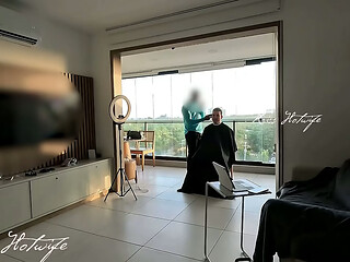 Corno manso do meu marido contratou um barbeiro para fazer cabelo dele e eu recebi ele apenas de Calcinha com buceta pulando e um top transparente, bem Puta - Krisshotwife