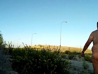 Corriendo desnudo cerca de la carretera