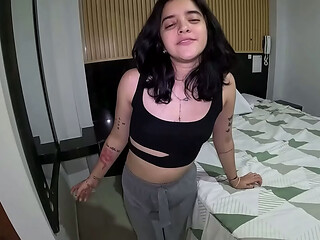 Jovencita de vagina rosada coge para mi canal y se queda con el semen en la vagina.