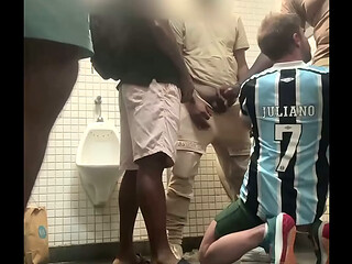 ENTRA E SAI DE MACHO NO BANHEIR&Atilde_O DO METR&Ocirc_